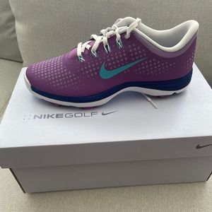 Woman golf shoes